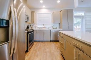 Η κουζίνα ή μικρή κουζίνα στο Modern Four Bedrooms House in Beaverton +14 φωτογραφίες