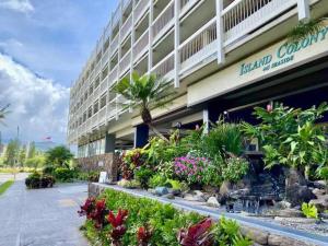 a building with a bunch of plants in front of it at Waikiki 30FL Luxury Studio with Majestic Ocean Fireworks in Honolulu