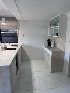 Kuchyň nebo kuchyňský kout v ubytování Sophisticated Spacious Self Contained Studio