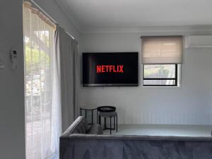 TV a/nebo společenská místnost v ubytování Sophisticated Spacious Self Contained Studio