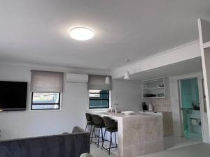 Kuchyň nebo kuchyňský kout v ubytování Sophisticated Spacious Self Contained Studio