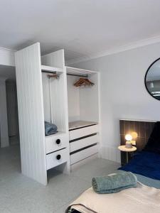 Postel nebo postele na pokoji v ubytování Sophisticated Spacious Self Contained Studio