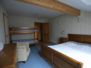 מיטה או מיטות קומותיים בחדר ב-Auberge De La Charriole