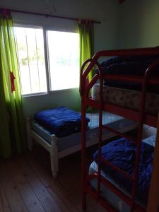 una habitación con dos literas y una ventana en Complejo Aromas del Alma, en San José