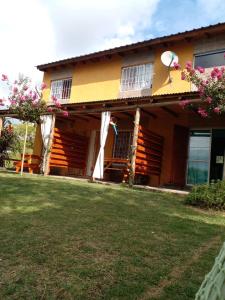 una casa con césped delante en Complejo Aromas del Alma, en San José