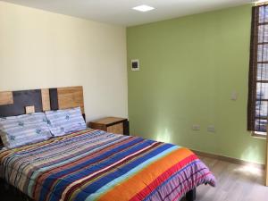 เตียงในห้องที่ Katalina's Guest House Arequipa