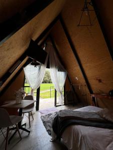 Postel nebo postele na pokoji v ubytování Glamping Nool + 26 fotografií