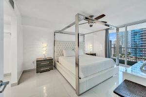 une chambre blanche avec un lit et une fenêtre dans l'établissement Amazing 28th floor unit with Parking, à Miami 28 autres photos