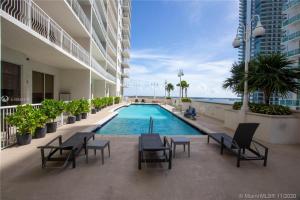 une piscine au milieu d'un immeuble dans l'établissement Amazing 28th floor unit with Parking, à Miami