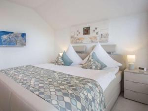 Un dormitorio blanco con una cama grande. en Kappeblick at the Ski Carousel, en Winterberg