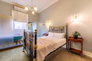 Criterion Warwick Hotel客房内的一张或多张床位