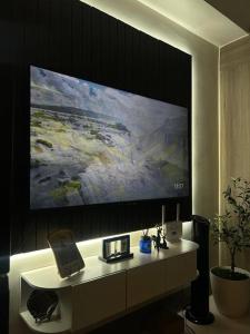 TV a/nebo společenská místnost v ubytování BALAY MULANO at FAME RESIDENCES MANDALUYONG CITY l with balcony pool view l 200mbps wifi