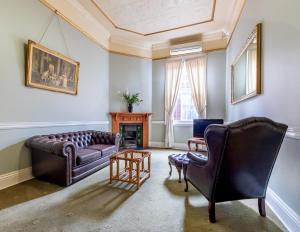 Criterion Warwick Hotel的休息区