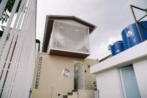 Batureo 1Hibearnation Villa near Lembang Zoo的上面有一个盒子的建筑 更多32张照片