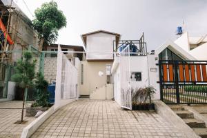 Batureo 1Hibearnation Villa near Lembang Zoo的白色门和庭院的房子