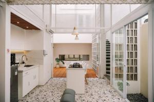 Batureo 1Hibearnation Villa near Lembang Zoo的厨房配有白色橱柜和大窗户