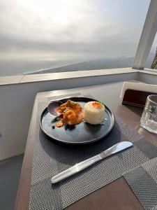 une assiette de nourriture sur une table avec un couteau dans l'établissement Vista a Mar, à Huaral