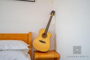 Postel nebo postele na pokoji v ubytování 建水县井宿客栈