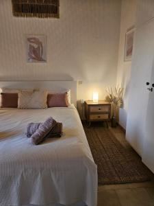 a bedroom with a large white bed and a table at MilosBluePearl in Triovasálos