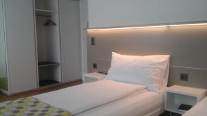Postel nebo postele na pokoji v ubytování Hotel Flawil