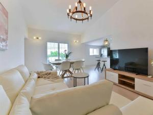 Μια τηλεόραση ή/και κέντρο ψυχαγωγίας στο Luxury Villa Maria with large pool