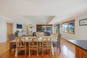 ein Esszimmer und ein Wohnzimmer mit Tisch und Stühlen in der Unterkunft Spacious four bedroom central house sleeps 8 in Warrnambool