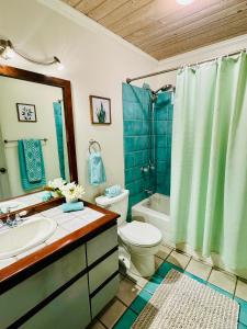 Ένα μπάνιο στο Private Spacious Retreat in Paradise