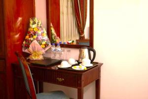 a table with a mirror and a tea kettle on it at Hotel West Valley - Baridhara in Dhaka +24 photos