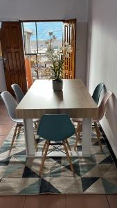- une table à manger avec une plante en pot dans l'établissement Sacha appartement 2 chambres, à Yaoundé