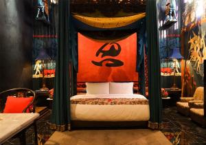 Ein Bett oder Betten in einem Zimmer der Unterkunft House of Tugu, Old Town Jakarta