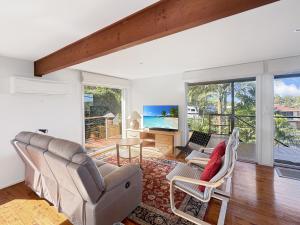 un soggiorno con divano e sedie di Fab 3-Bed Stay with Great Outdoors & Water Views a Surf Beach Altre 16 foto