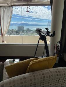 a camera on a tripod in a room with a window at Hermoso departamento con vista al mar y privado in La Playita