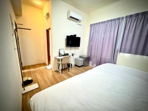 TV in/ali zabaviščno središče v nastanitvi Huatian B&B