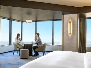 大阪市にあるグランドプリンスホテル大阪ベイのホテルの部屋のテーブルに座っている二人の女性