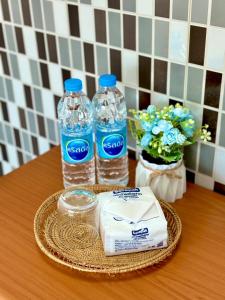 Ban Na SongにあるLSN Mansionの- テーブルに座ったボトル入り飲料水2本