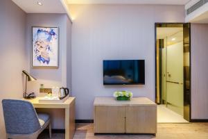 TV a/nebo společenská místnost v ubytování Echarm Hotel Chengdu KuanNarrow Alley JinXianQiao Branch 宜尚酒店成都宽窄巷子金仙桥店