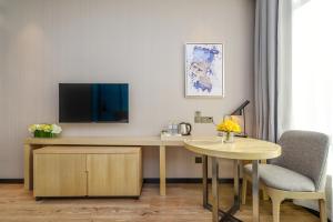 TV a/nebo společenská místnost v ubytování Echarm Hotel Chengdu KuanNarrow Alley JinXianQiao Branch 宜尚酒店成都宽窄巷子金仙桥店