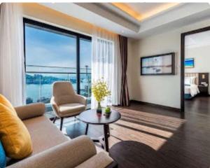 un soggiorno con un divano e un tavolo di The Sapphire Ha Long Luxury S12 a Ha Long