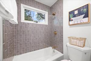 Ένα μπάνιο στο Light Bright OP Remodeled Home 4BD 2BTH +46 φωτογραφίες