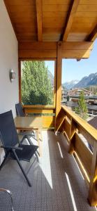 un bureau avec un bureau, des chaises et une grande fenêtre dans l'établissement Saroja Plus, à Brand