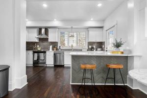Η κουζίνα ή μικρή κουζίνα στο Walnut Remodeled Modern 5BR Home Walkable King Bed