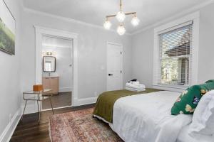 Ένα ή περισσότερα κρεβάτια σε δωμάτιο στο Walnut Remodeled Modern 5BR Home Walkable King Bed