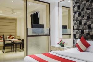 Postel nebo postele na pokoji v ubytování Hotel Krishna Deluxe-By RCG Hotels