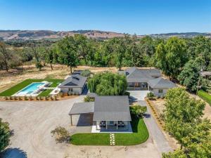una vista aerea di una casa con piscina di Private Farmhouse on 4 acres w Pool Hot Tub a Sonoma