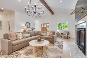 un soggiorno con un divano e un tavolo di Private Farmhouse on 4 acres w Pool Hot Tub a Sonoma