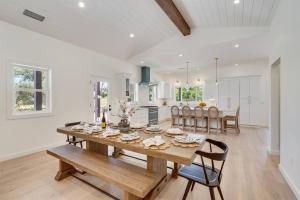 una sala da pranzo e una cucina con tavolo e sedie di Private Farmhouse on 4 acres w Pool Hot Tub a Sonoma