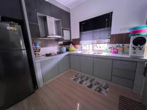 Køkken eller tekøkken på Homestay D Zamrud Izhansif