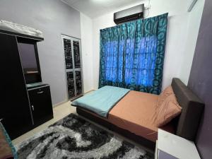 En eller flere senge i et værelse på Homestay D Zamrud Izhansif + 9 billeder