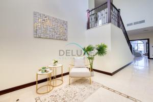 Fotografie z fotogalerie ubytování Prestigious 5BR Villa with Assistant Room and Private Pool in Frond O Palm Jumeirah by Deluxe Holiday Homes v Dubaji