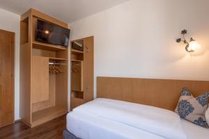 Uma cama ou camas num quarto em Hotel Tiroler Stuben